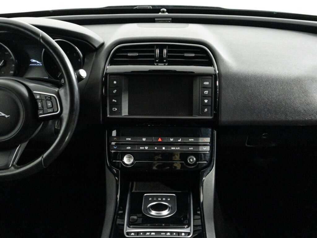 Jaguar XE с пробегом — 2017 год. Фото: #13