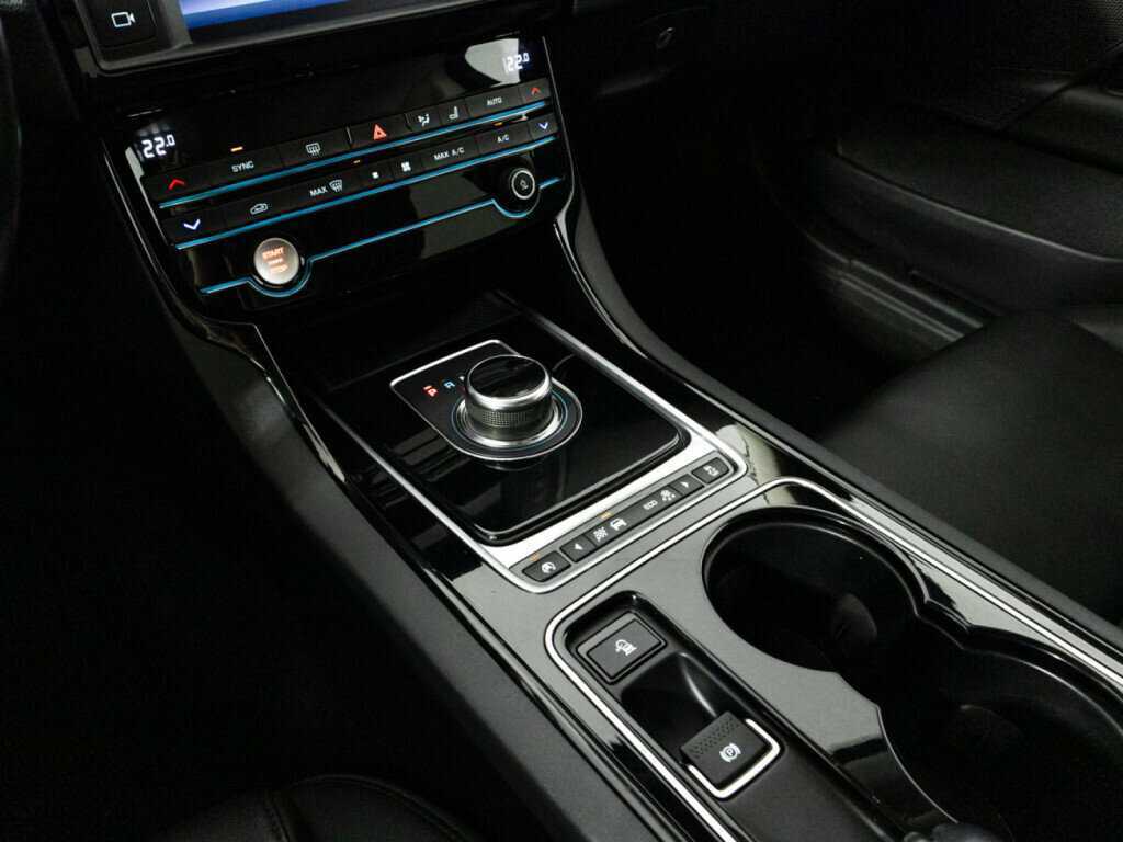 Jaguar XE с пробегом — 2017 год. Фото: #15
