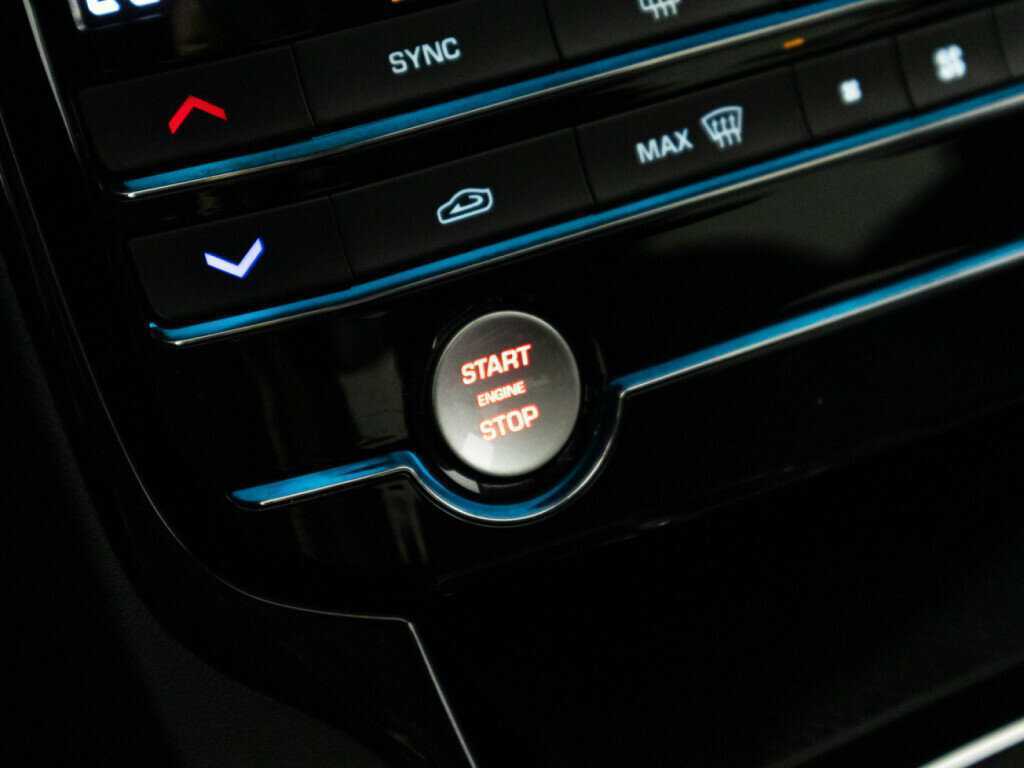 Jaguar XE с пробегом — 2017 год. Фото: #16