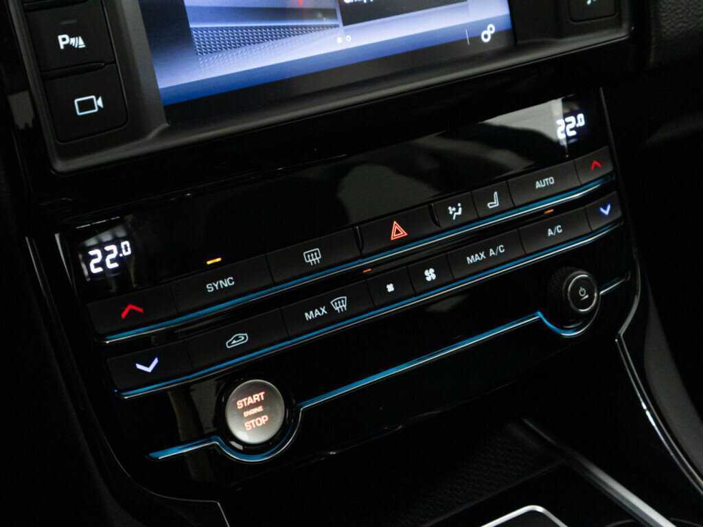 Jaguar XE с пробегом — 2017 год. Фото: #17