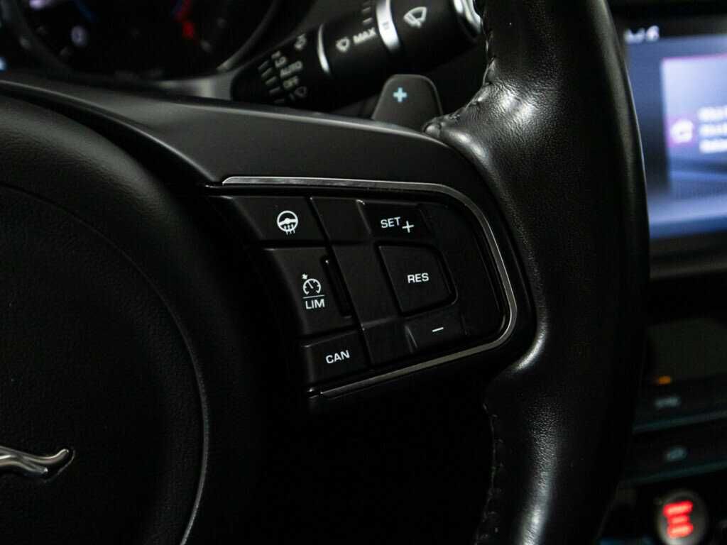 Jaguar XE с пробегом — 2017 год. Фото: #18