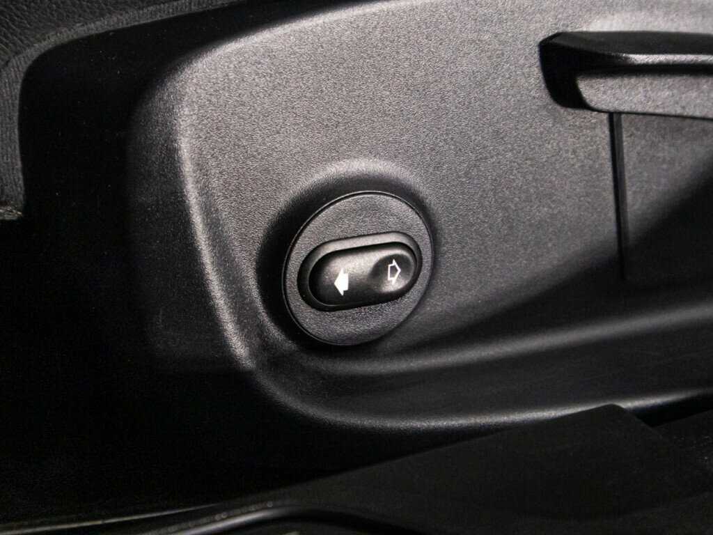 Jaguar XE с пробегом — 2017 год. Фото: #19