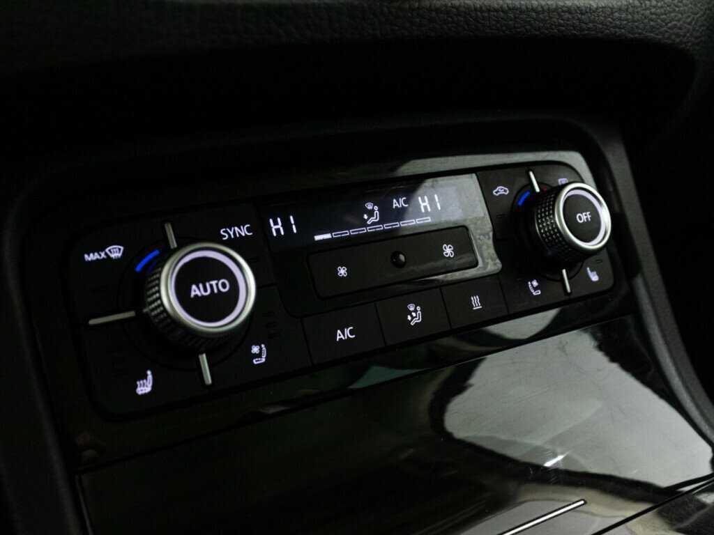 Volkswagen Touareg с пробегом — 2016 год. Фото: #17