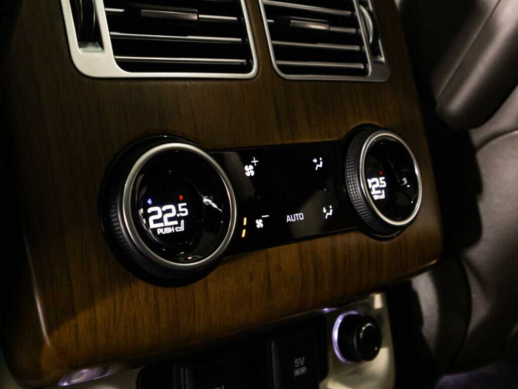 Land Rover Range Rover с пробегом — 2018 год. Фото: #24