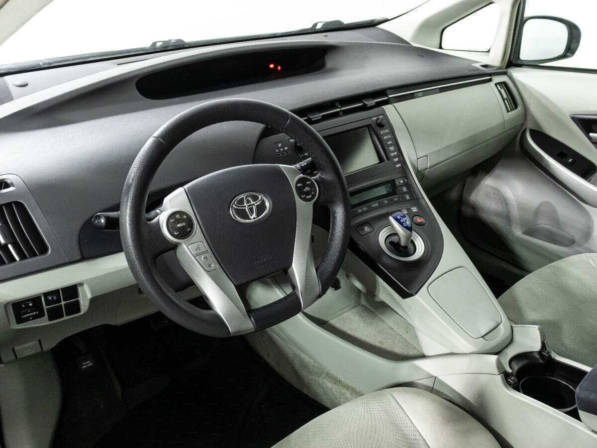 Toyota Prius с пробегом — 2010 год. Фото: #10