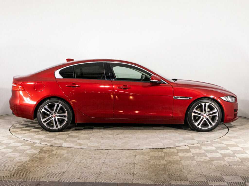 Jaguar XE с пробегом — 2017 год. Фото: #3