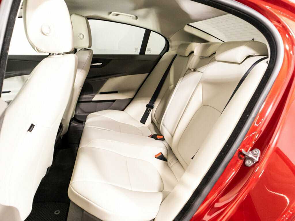 Jaguar XE с пробегом — 2017 год. Фото: #9