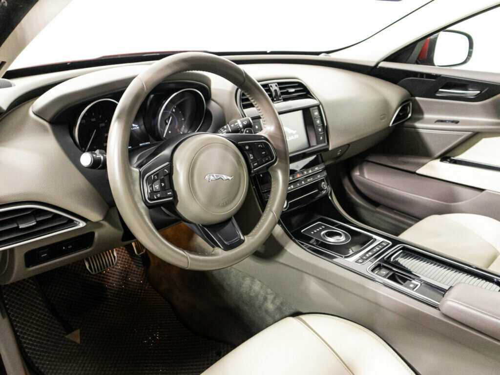 Jaguar XE с пробегом — 2017 год. Фото: #10