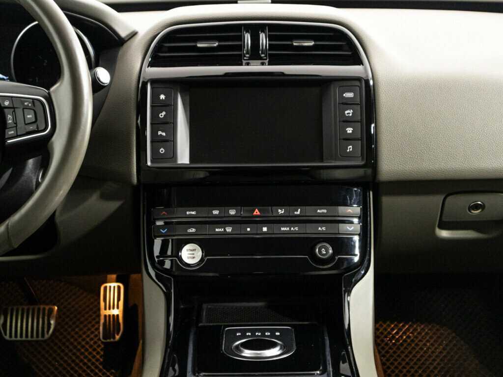 Jaguar XE с пробегом — 2017 год. Фото: #13