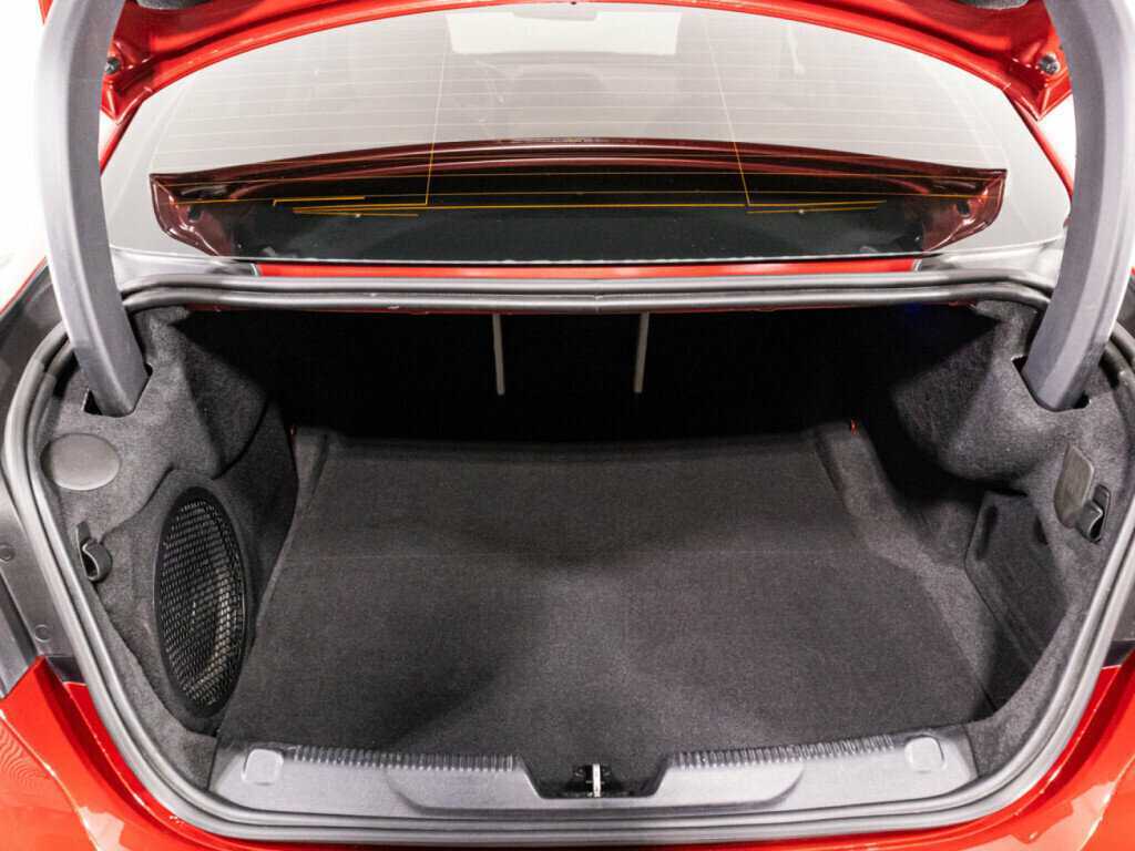 Jaguar XE с пробегом — 2017 год. Фото: #14