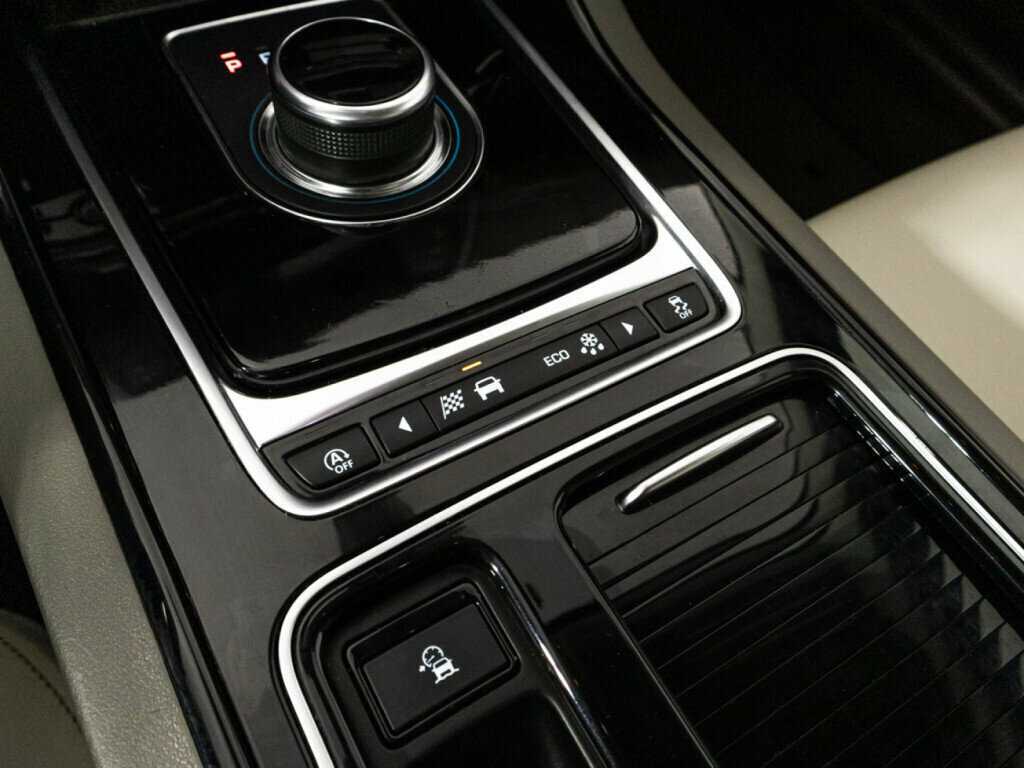 Jaguar XE с пробегом — 2017 год. Фото: #17