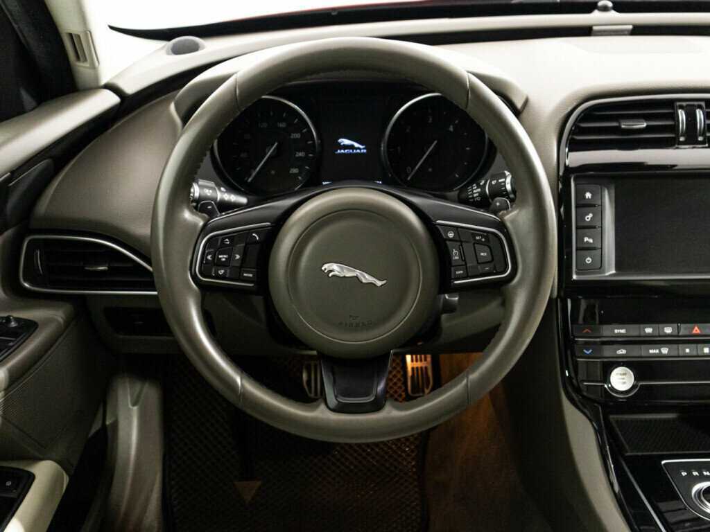 Jaguar XE с пробегом — 2017 год. Фото: #18