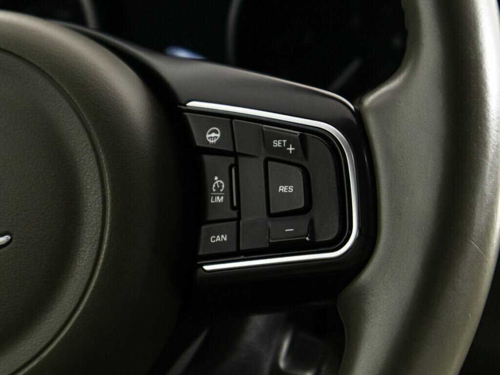 Jaguar XE с пробегом — 2017 год. Фото: #19