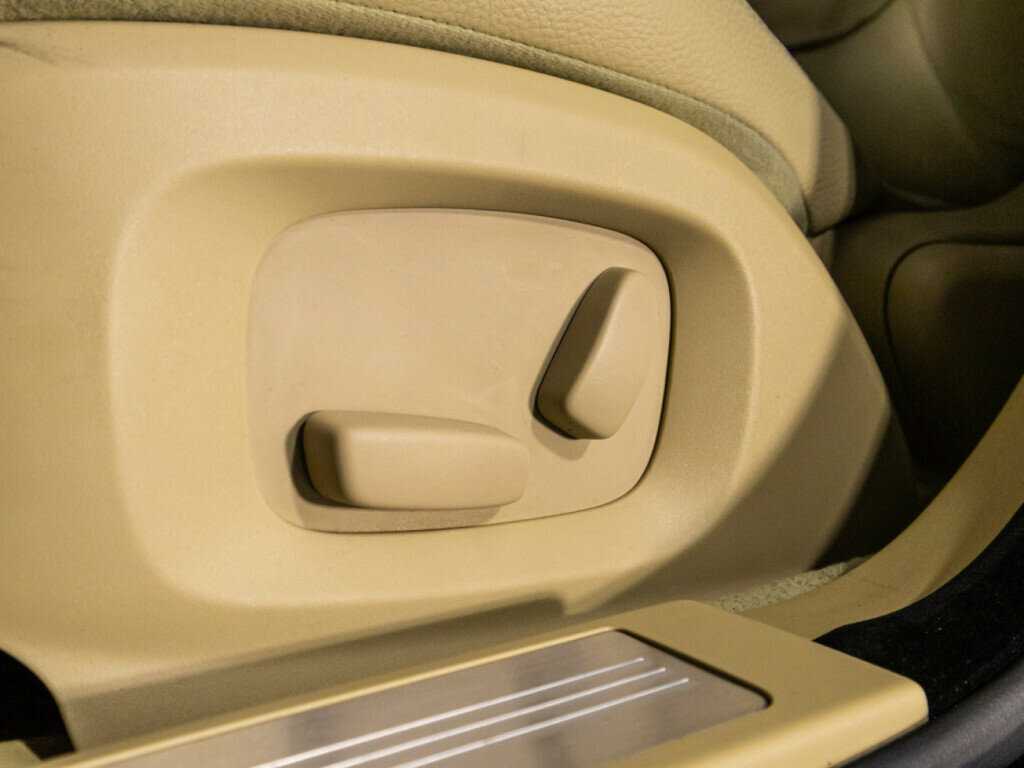 Jaguar XF с пробегом — 2011 год. Фото: #17