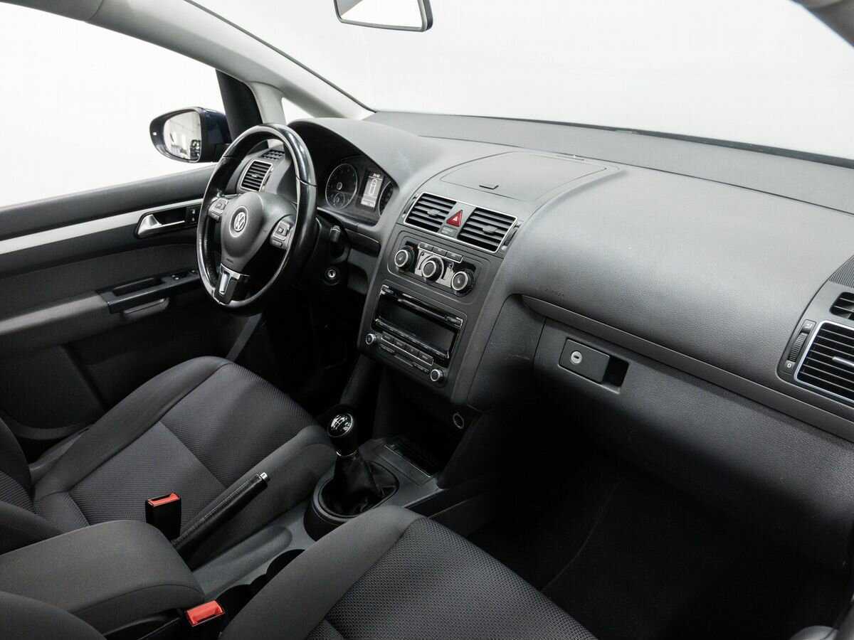 Volkswagen Touran с пробегом — 2012 год. Фото: #7