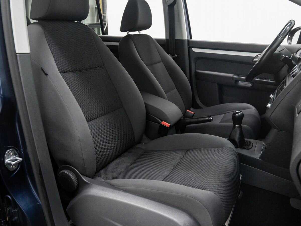 Volkswagen Touran с пробегом — 2012 год. Фото: #8