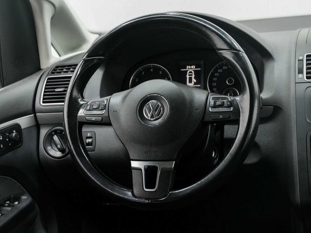Volkswagen Touran с пробегом — 2012 год. Фото: #11