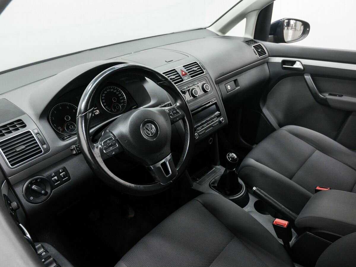 Volkswagen Touran с пробегом — 2012 год. Фото: #13