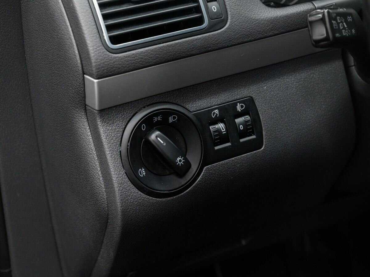 Volkswagen Touran с пробегом — 2012 год. Фото: #15