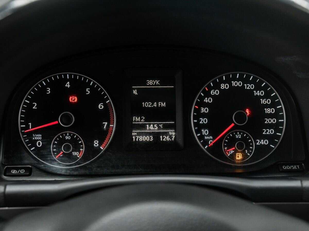 Volkswagen Touran с пробегом — 2012 год. Фото: #19