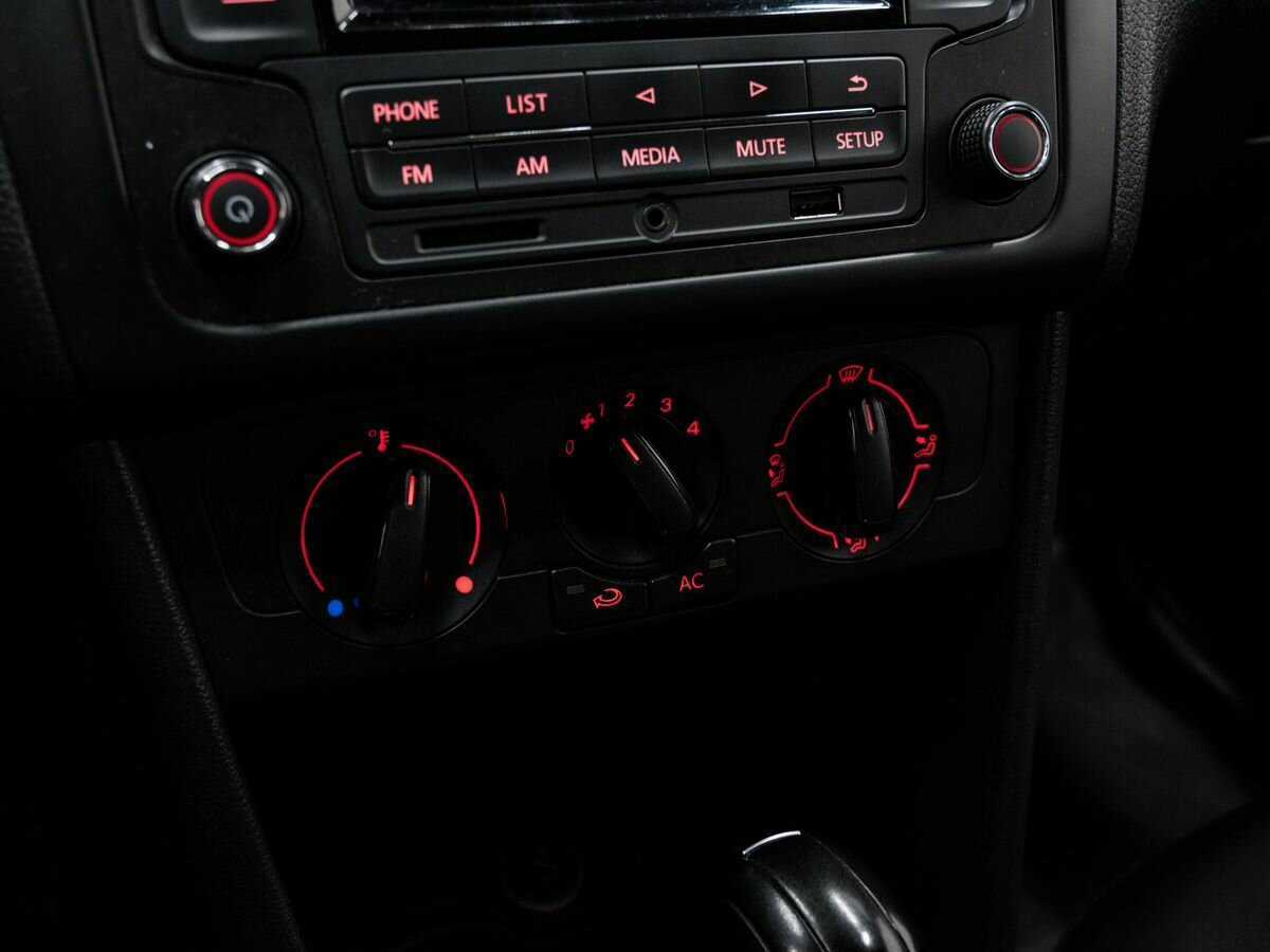 Volkswagen Polo с пробегом — 2011 год. Фото: #16