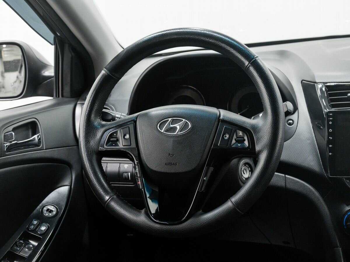 Hyundai Solaris с пробегом — 2011 год. Фото: #10