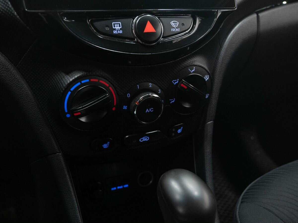 Hyundai Solaris с пробегом — 2011 год. Фото: #17