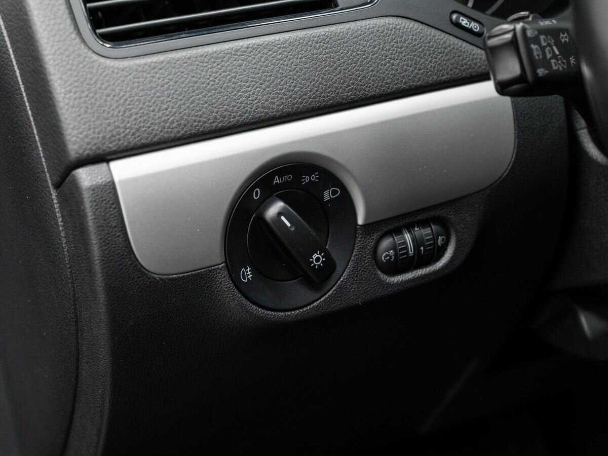 Volkswagen Jetta с пробегом — 2012 год. Фото: #16