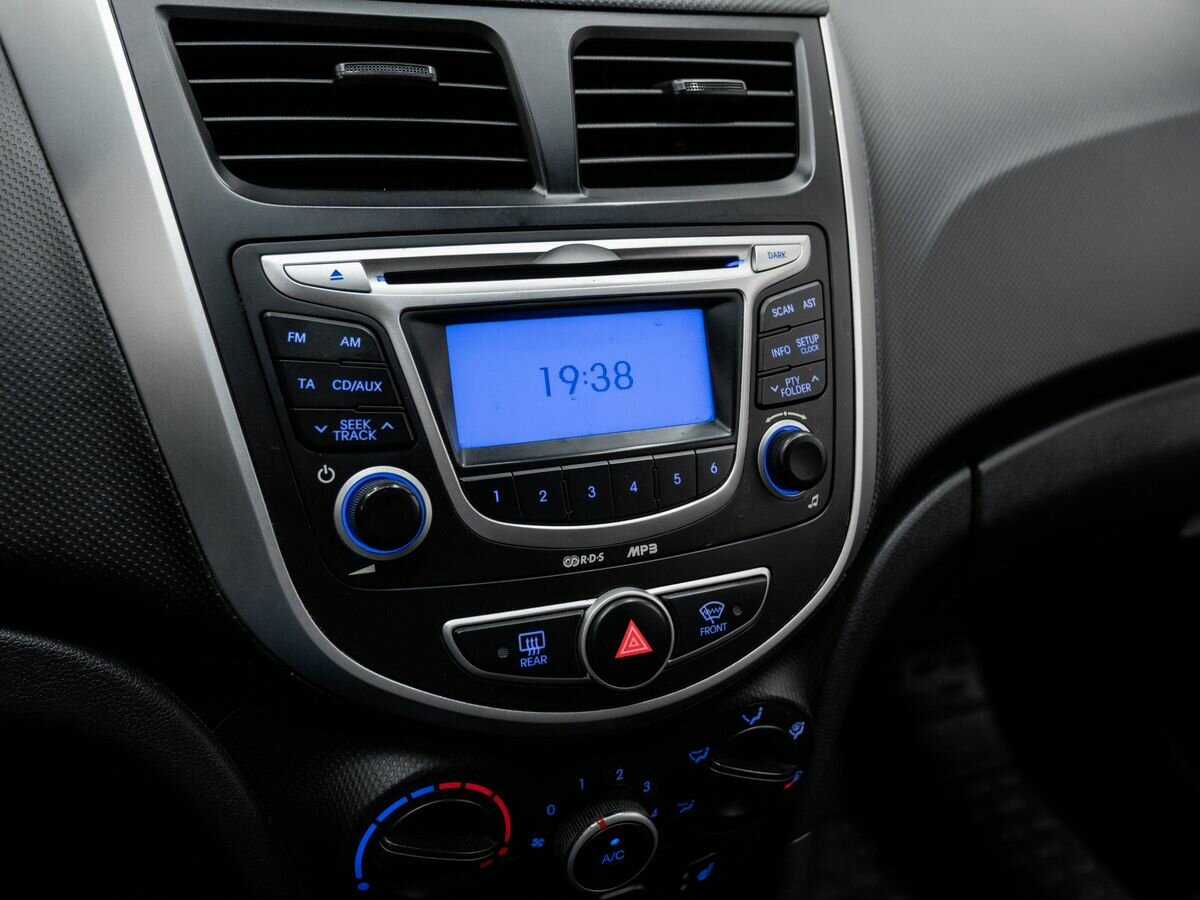 Hyundai Solaris с пробегом — 2011 год. Фото: #18