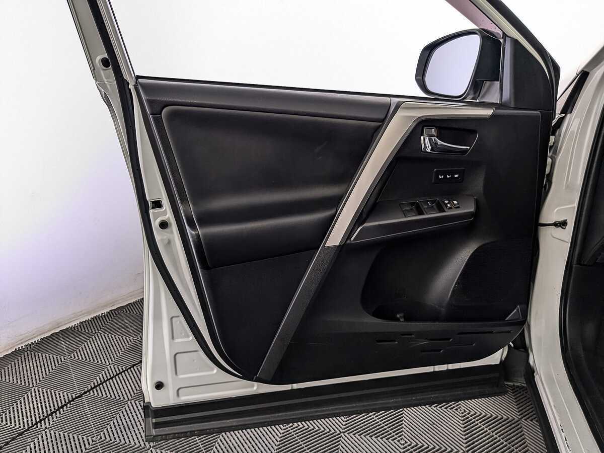 Toyota RAV4 с пробегом — 2018 год. Фото: #16