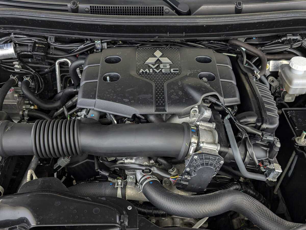 Mitsubishi Montero Sport с пробегом — 2023 год. Фото: #8