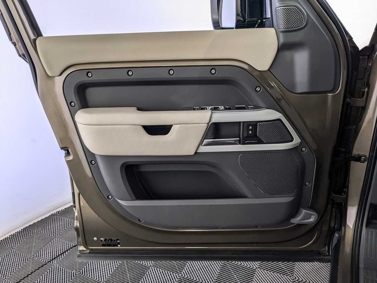 Land Rover Defender с пробегом — 2021 год. Фото: #18