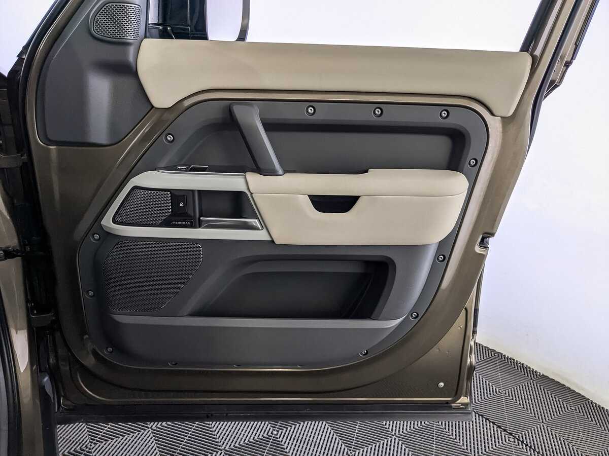 Land Rover Defender с пробегом — 2021 год. Фото: #24