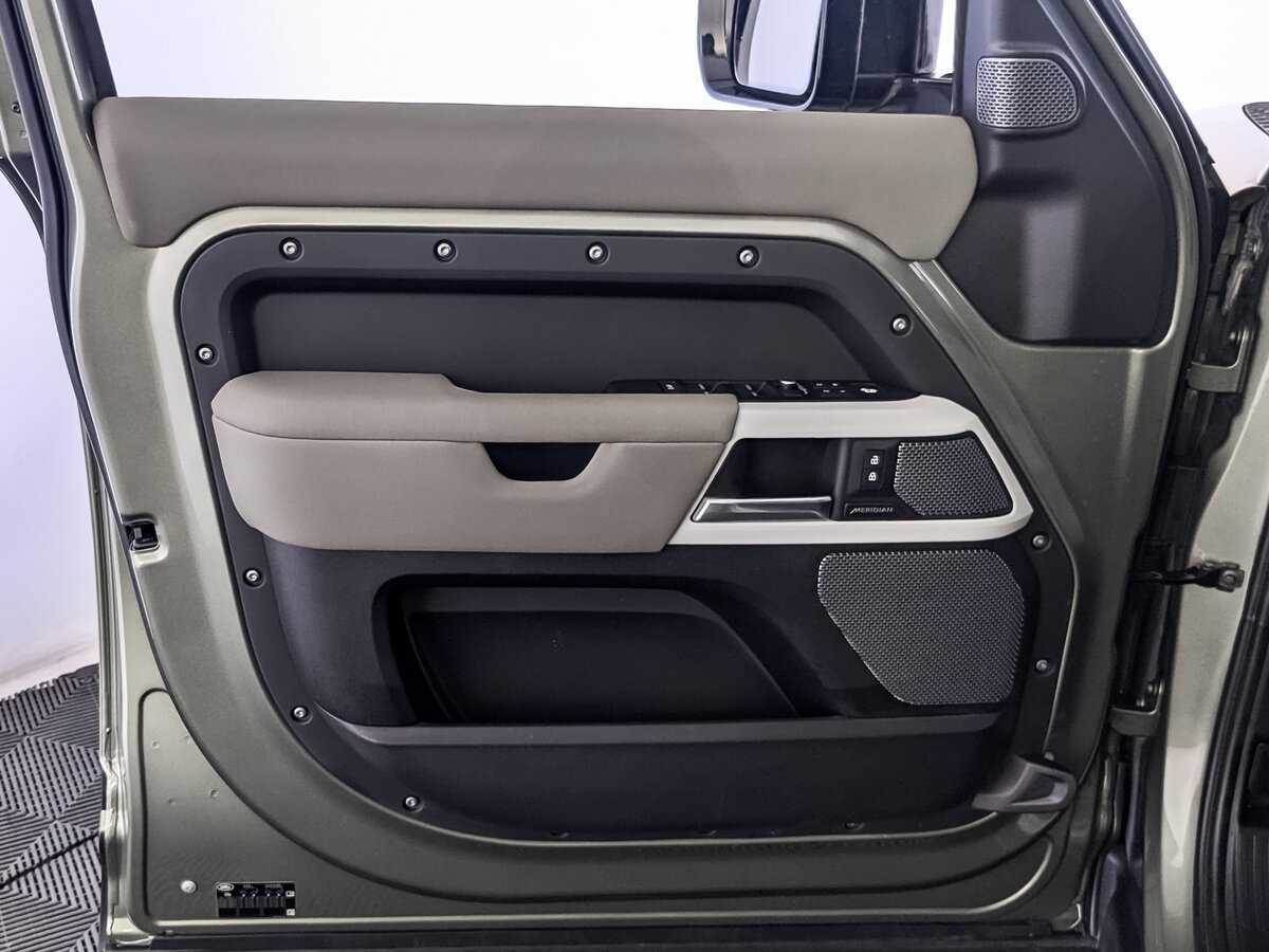 Land Rover Defender с пробегом — 2021 год. Фото: #18