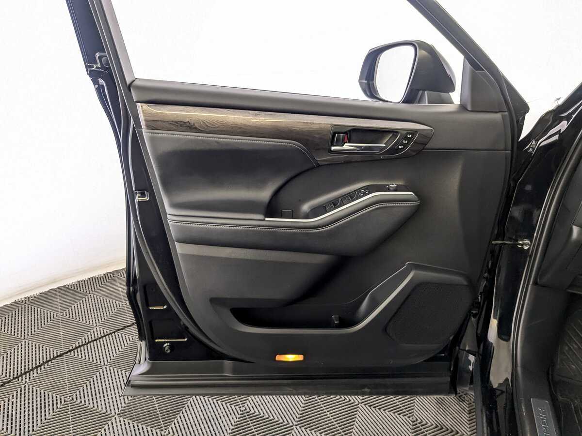 Toyota Highlander с пробегом — 2021 год. Фото: #18