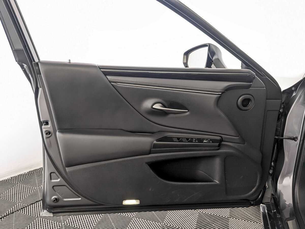 Lexus ES с пробегом — 2019 год. Фото: #18