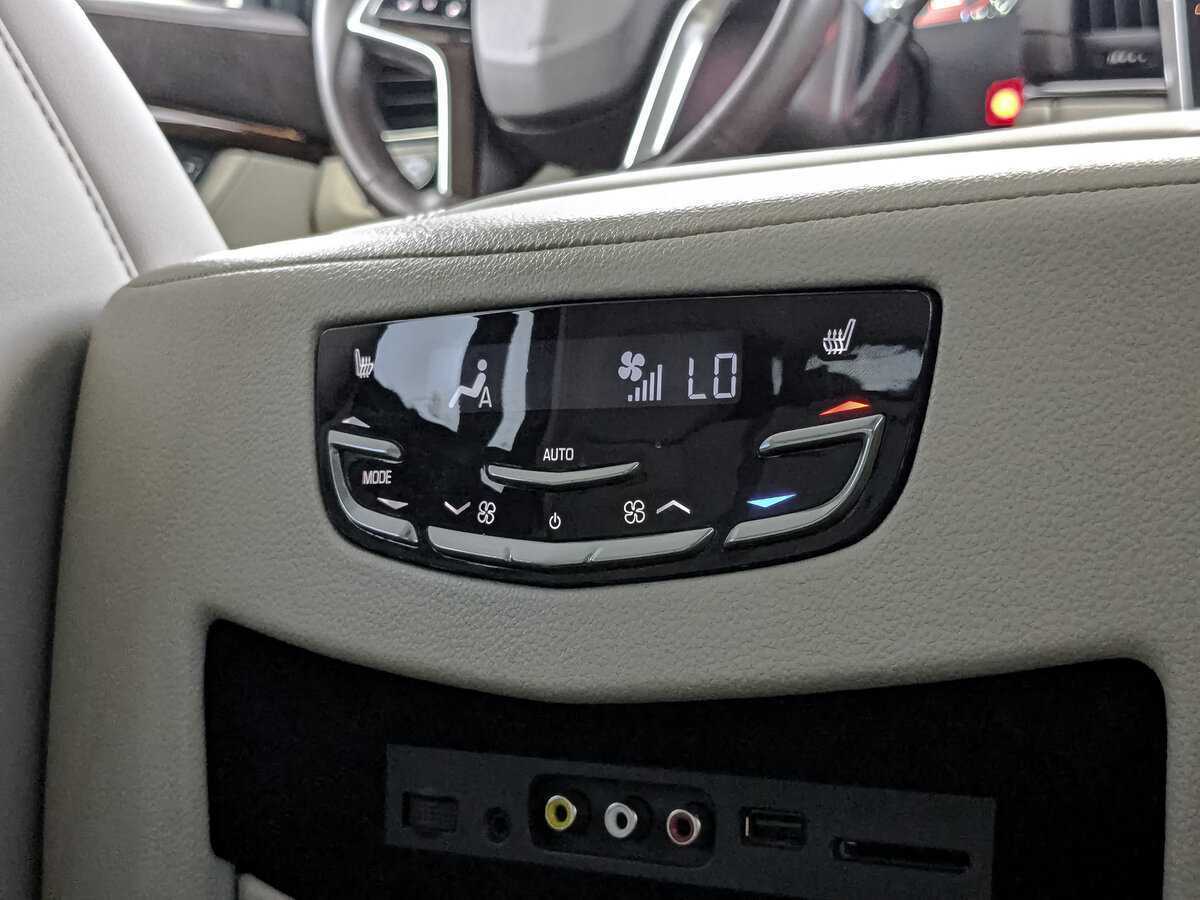 Cadillac Escalade с пробегом — 2016 год. Фото: #28