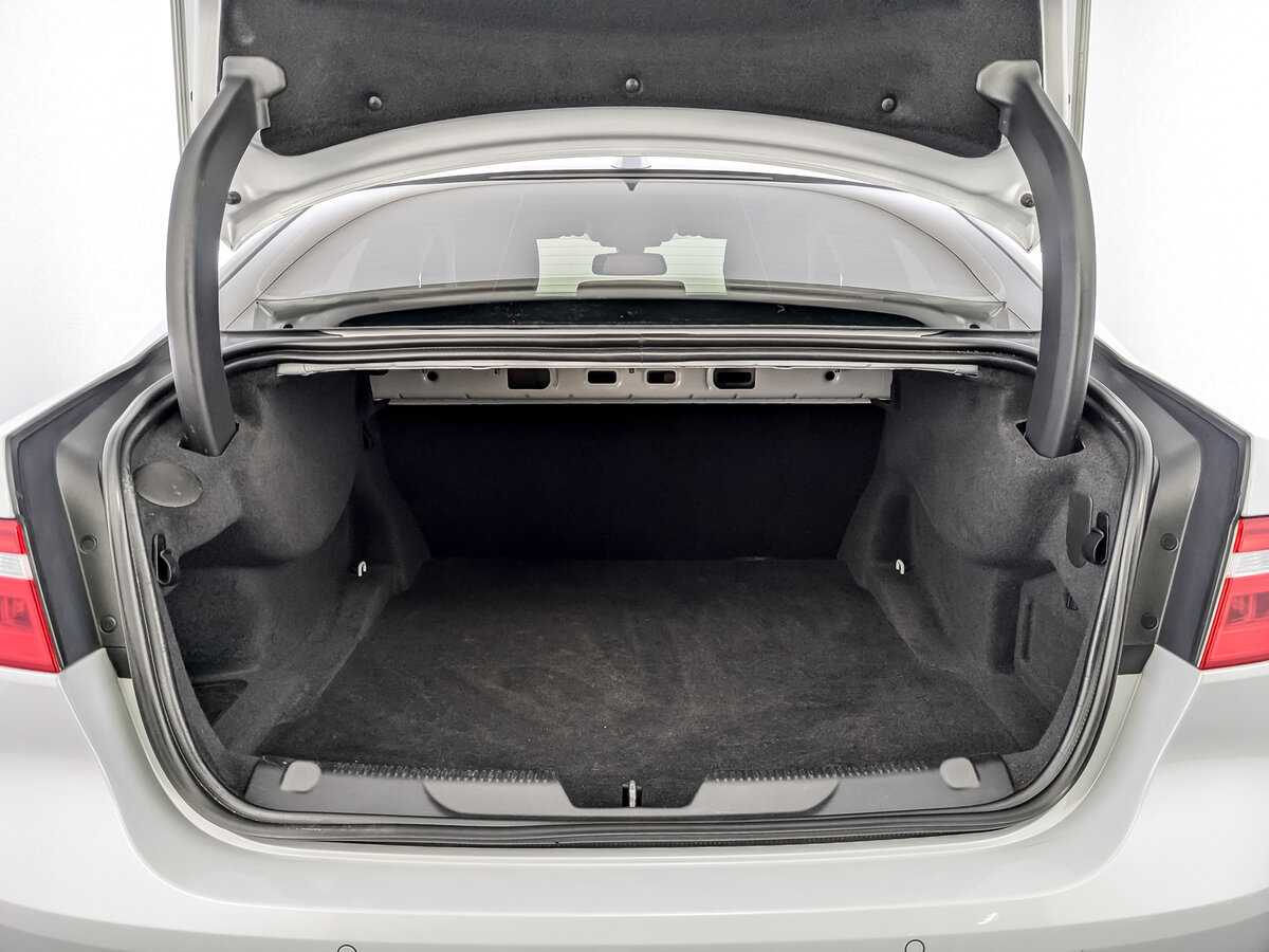 Jaguar XE с пробегом — 2017 год. Фото: #9