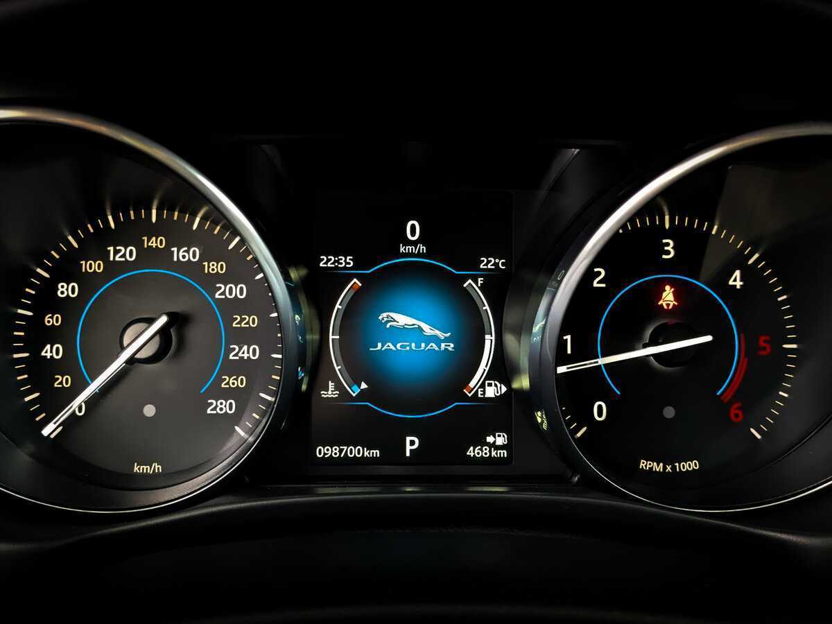 Jaguar XE с пробегом — 2017 год. Фото: #12