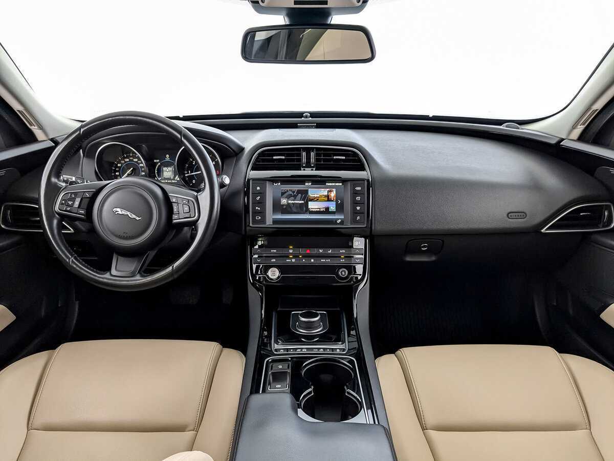 Jaguar XE с пробегом — 2017 год. Фото: #13