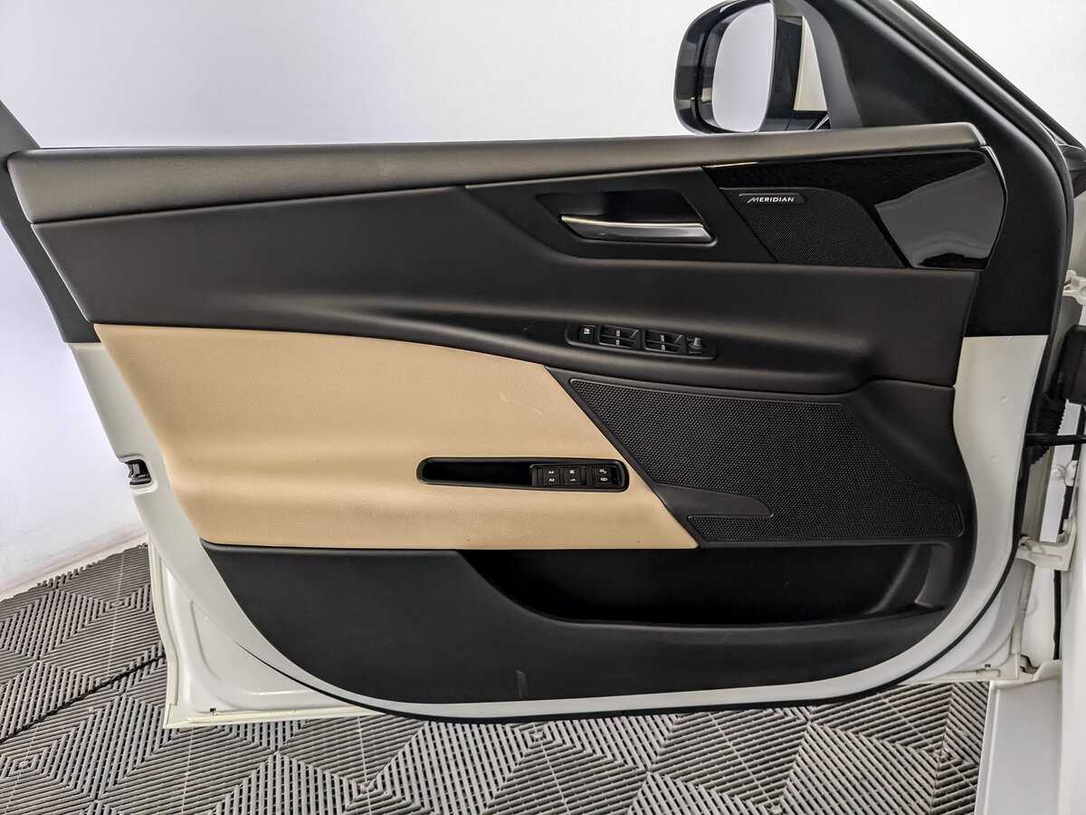 Jaguar XE с пробегом — 2017 год. Фото: #18