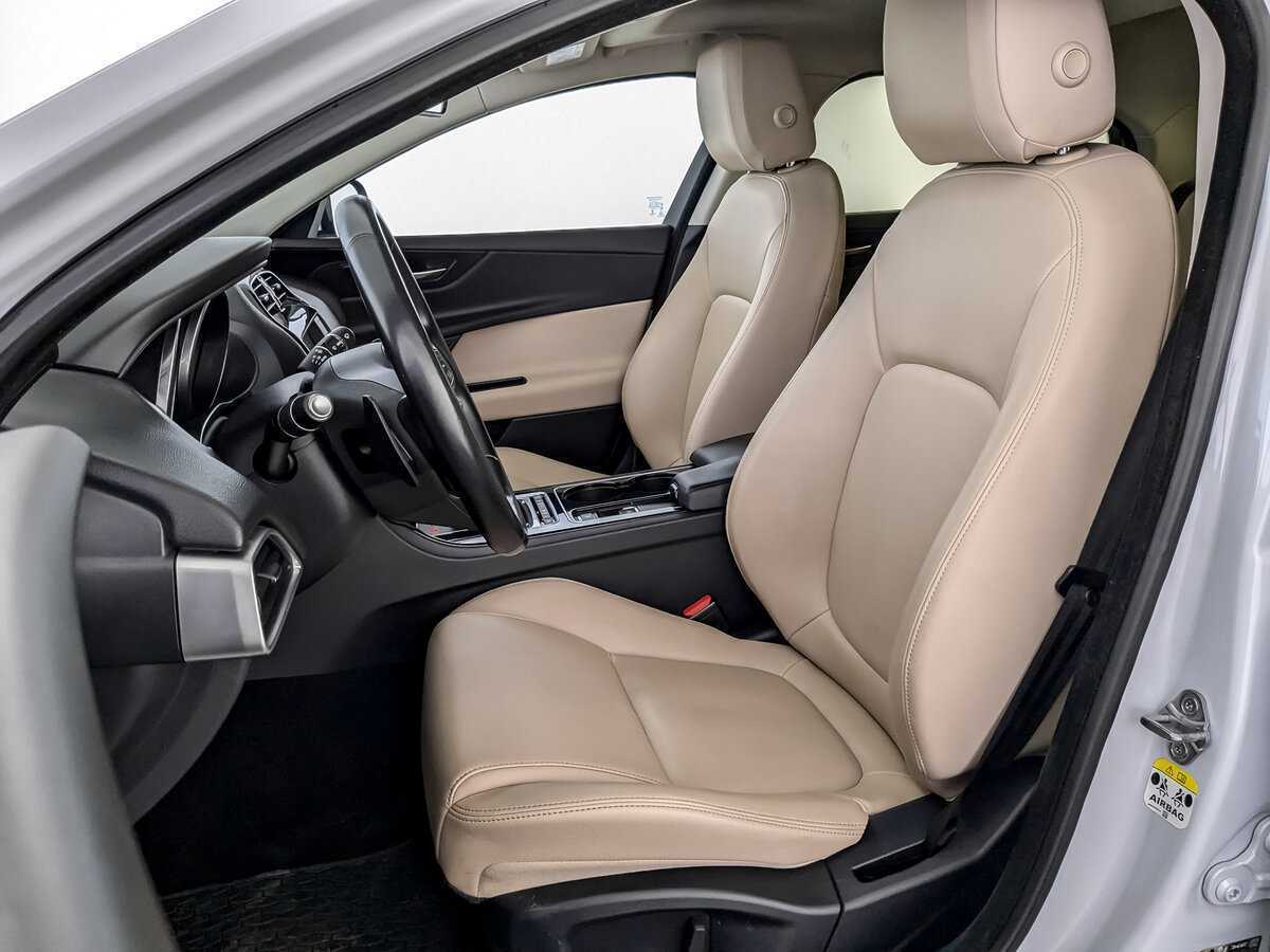 Jaguar XE с пробегом — 2017 год. Фото: #19