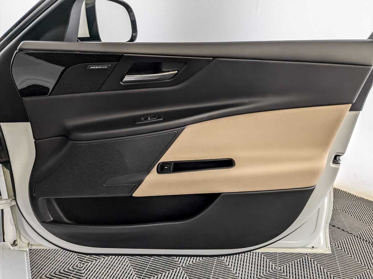 Jaguar XE с пробегом — 2017 год. Фото: #25