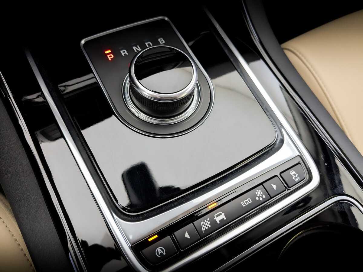 Jaguar XE с пробегом — 2017 год. Фото: #26