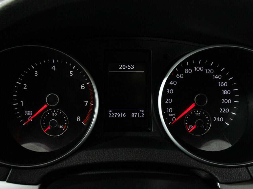 Volkswagen Golf с пробегом — 2011 год. Фото: #11