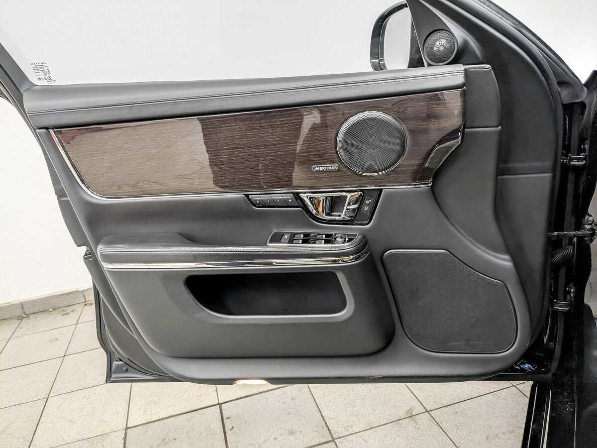 Jaguar XJ с пробегом — 2017 год. Фото: #18