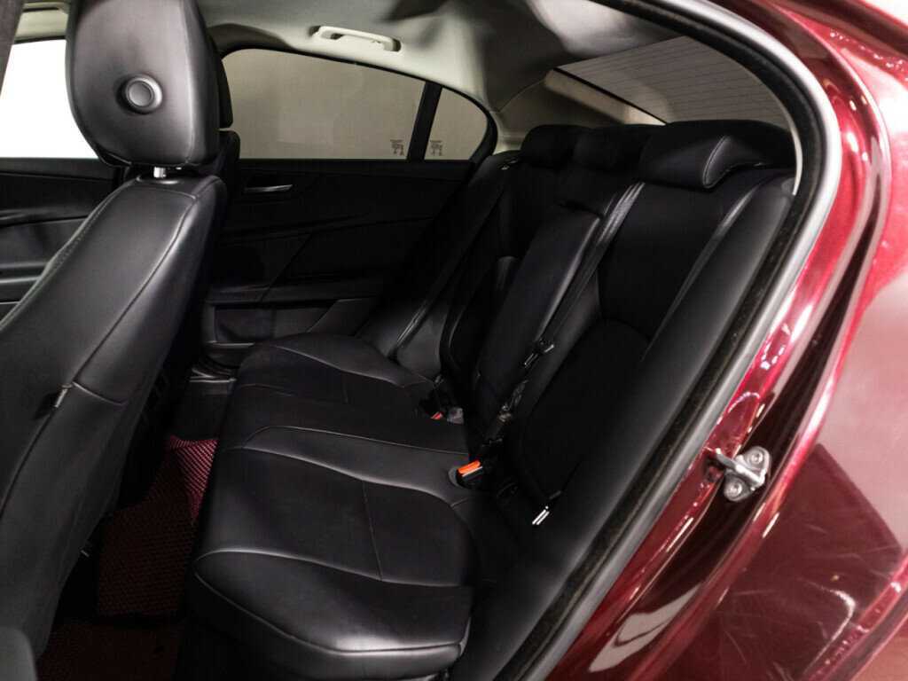 Jaguar XE с пробегом — 2017 год. Фото: #9