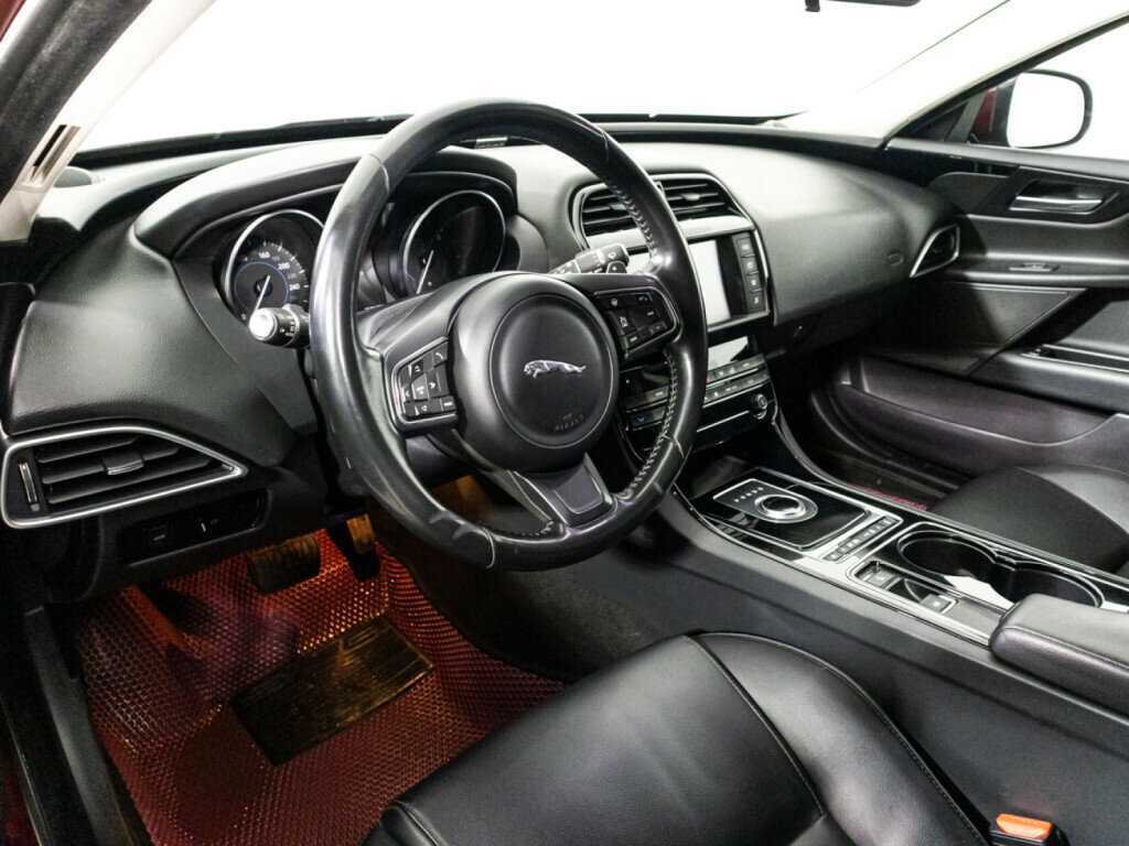Jaguar XE с пробегом — 2017 год. Фото: #10