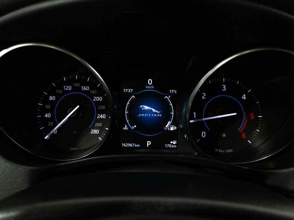 Jaguar XE с пробегом — 2017 год. Фото: #11