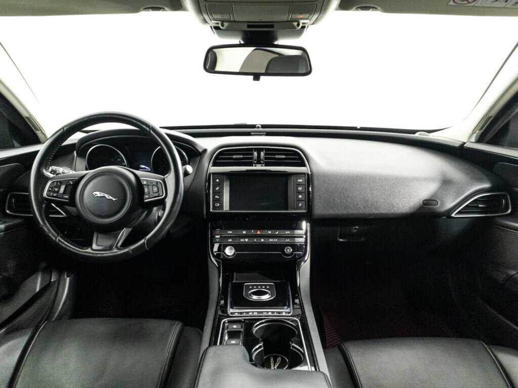 Jaguar XE с пробегом — 2017 год. Фото: #12